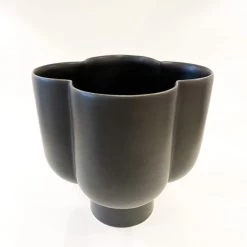 Super Simple QUATREFOIL VASE - WIDE BLACK